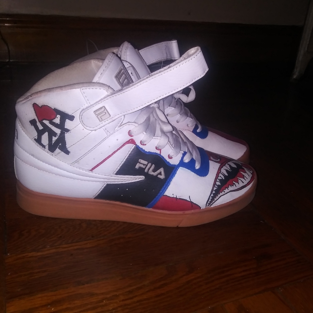 Some sneakers - Picture 2 of 4